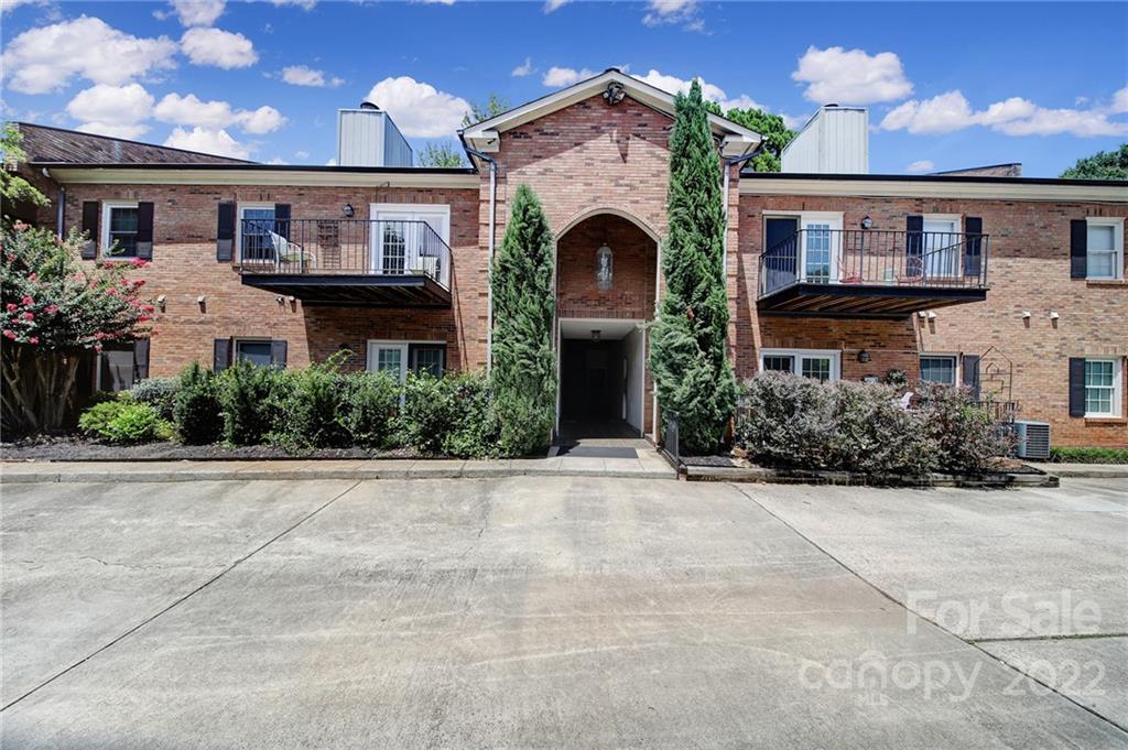 1012 Queens Road, Unit C Charlotte, NC 28207 - Photo 1 of 30 front view of a house with a yard