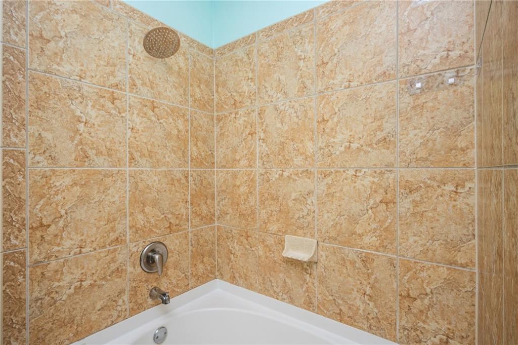 898 Oak Street Southwest, Unit 1418 Atlanta, GA 30310 - Photo 11 of 22 a bathroom with a shower
