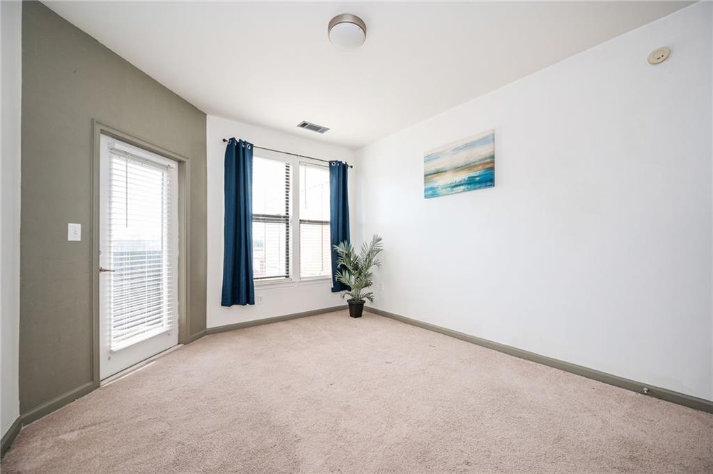 898 Oak Street Southwest, Unit 1418 Atlanta, GA 30310 - Photo 14 of 22 an empty room with windows