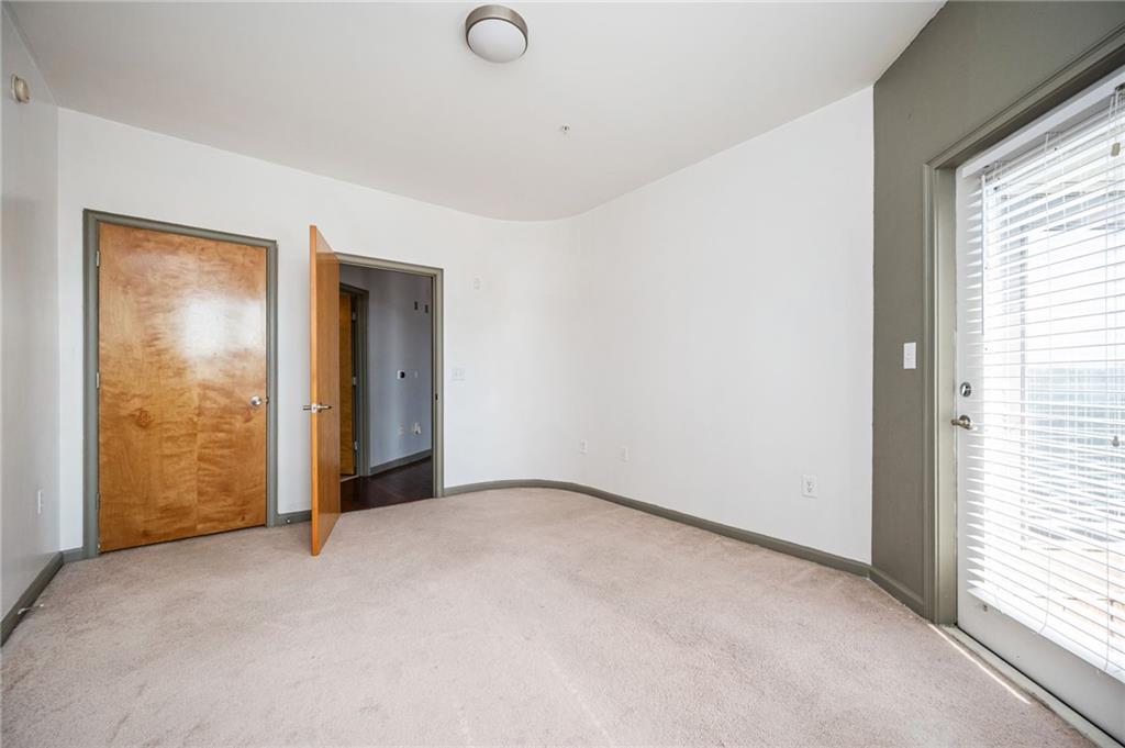 898 Oak Street Southwest, Unit 1418 Atlanta, GA 30310 - Photo 16 of 22 a view of an empty room and window