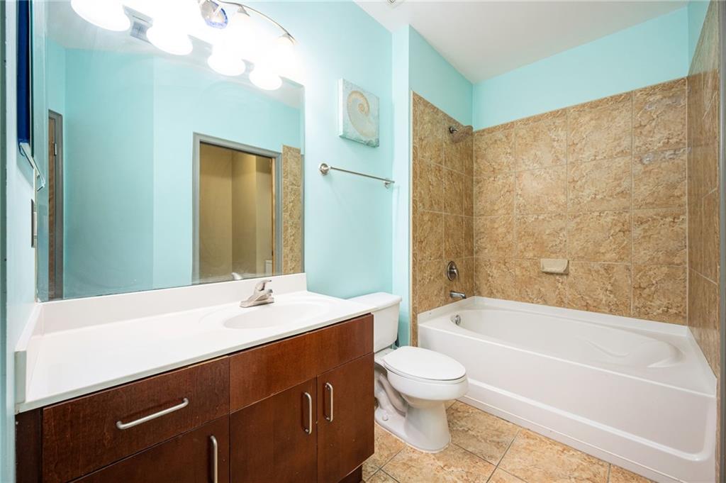 898 Oak Street Southwest, Unit 1418 Atlanta, GA 30310 - Photo 10 of 22 a bathroom with a sink a toilet and a bathtub