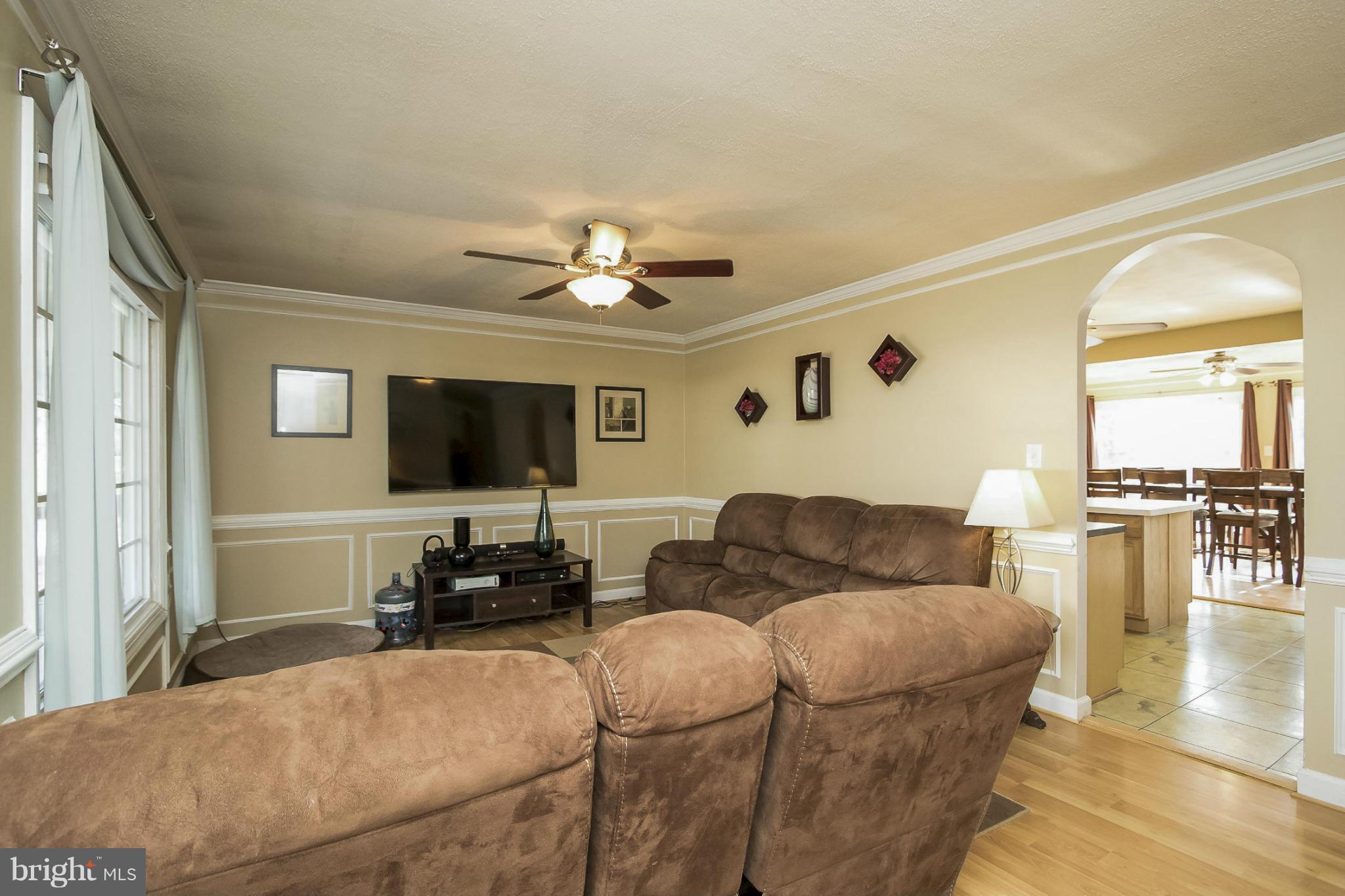305 West Ash Road Sterling, VA 20164 - Photo 4 of 30 Living Room