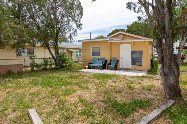a view of a house with backyard