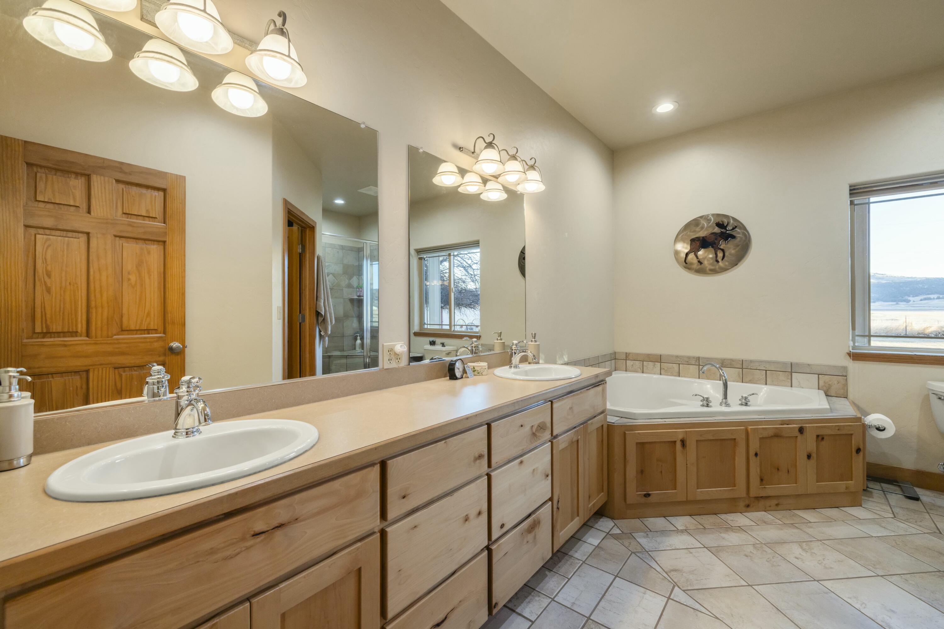 11251 Crystal Springs Road Klamath Falls, OR 97603 - Photo 14 of 64 primary bath