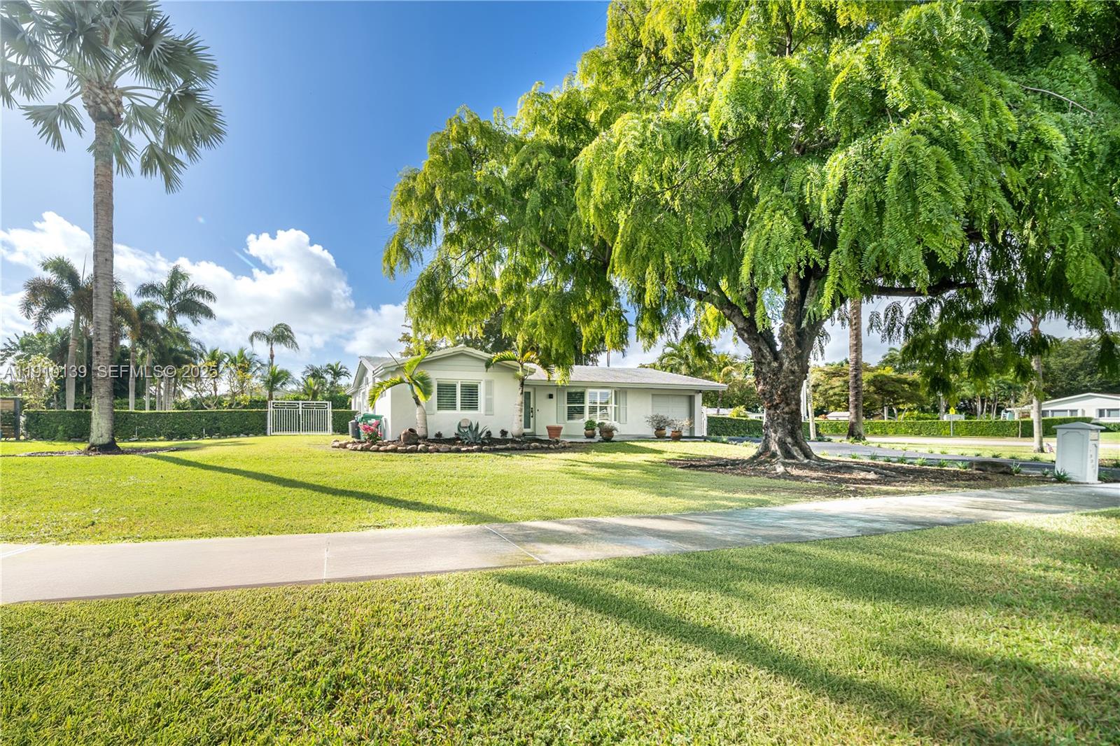 10320 Southwest 91st Street Miami, FL 33176 - Photo 6 of 30 a view of a volley ball court