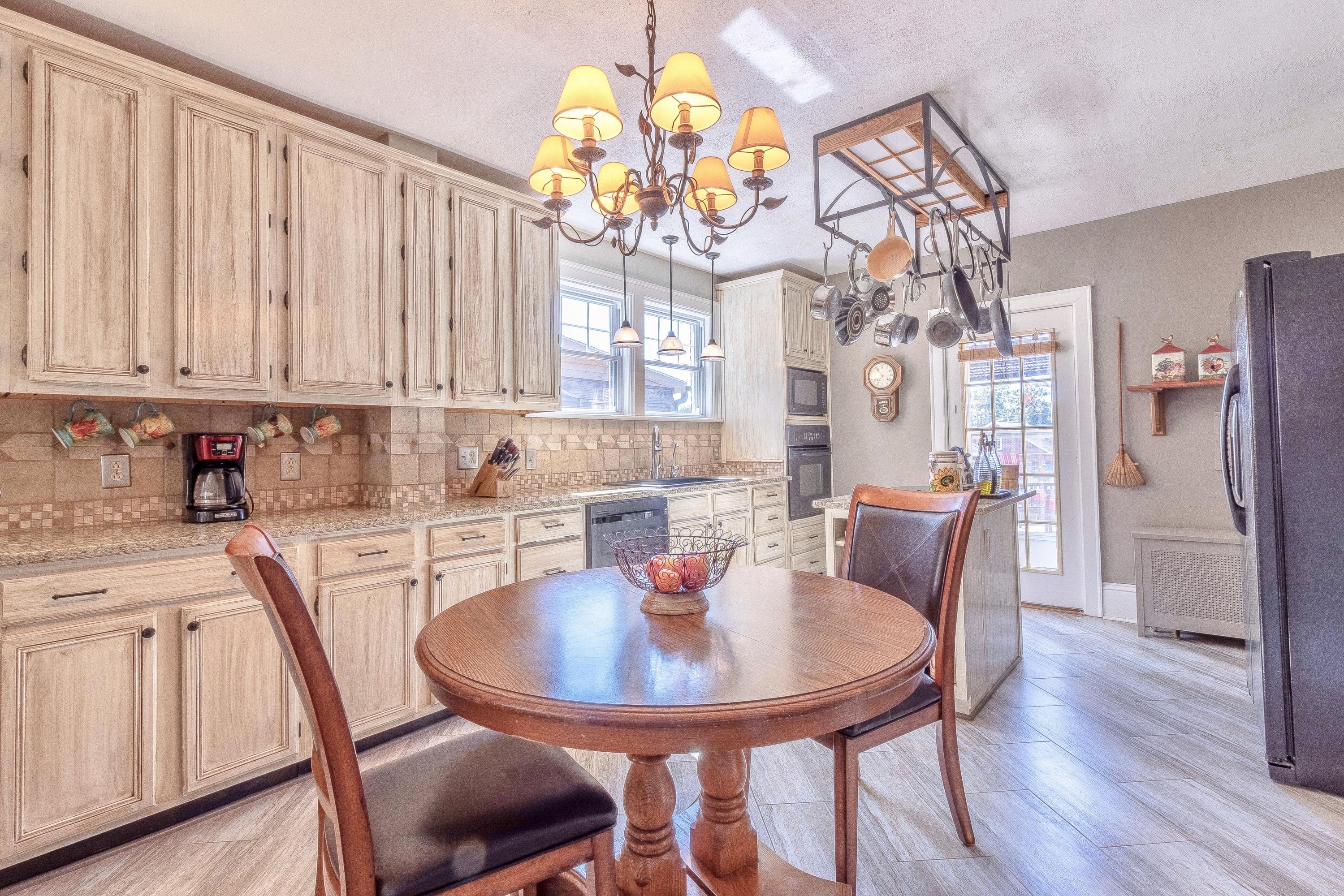 2205 Carter Road Southwest Roanoke, VA 24015 - Photo 16 of 28 Eat-in -Kitchen