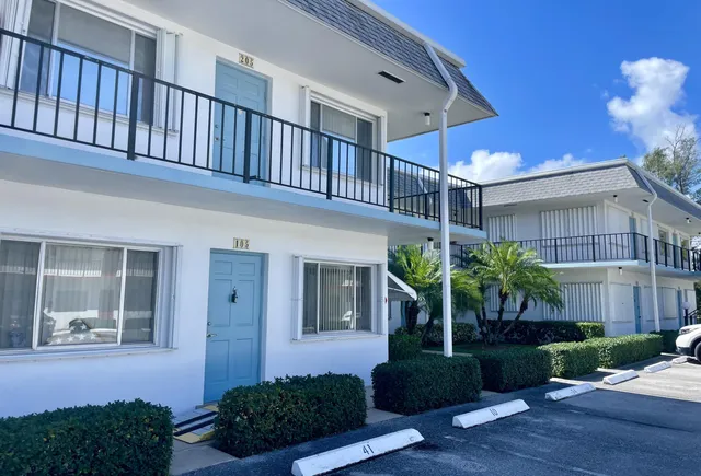 $1,500 | 2880 Lake Osborne Drive, Unit 205, Lake Worth Beach, FL 33461