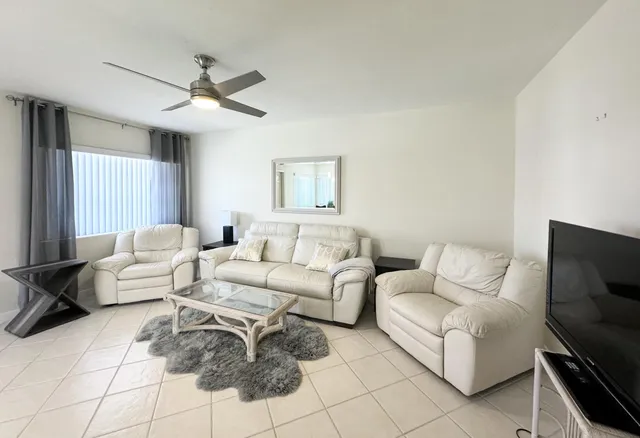 $1,500 | 2880 Lake Osborne Drive, Unit 205, Lake Worth Beach, FL 33461