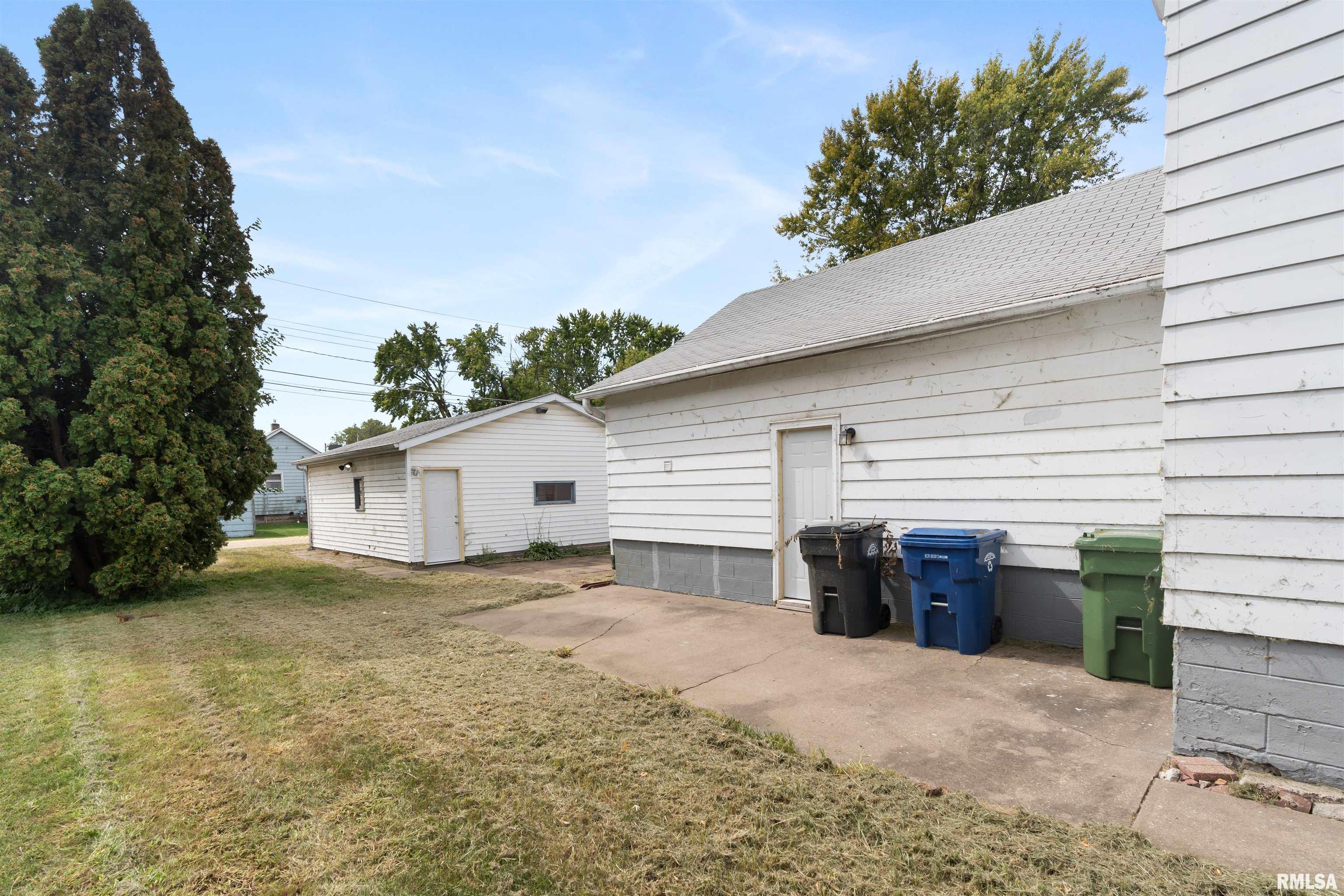 319 4th Avenue North Clinton, IA 52732 - Photo 3 of 34