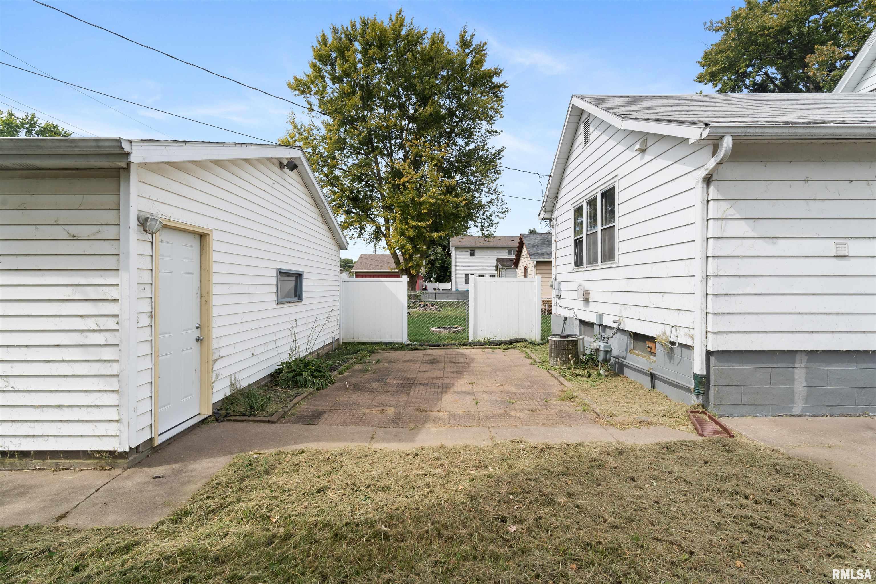 319 4th Avenue North Clinton, IA 52732 - Photo 4 of 34