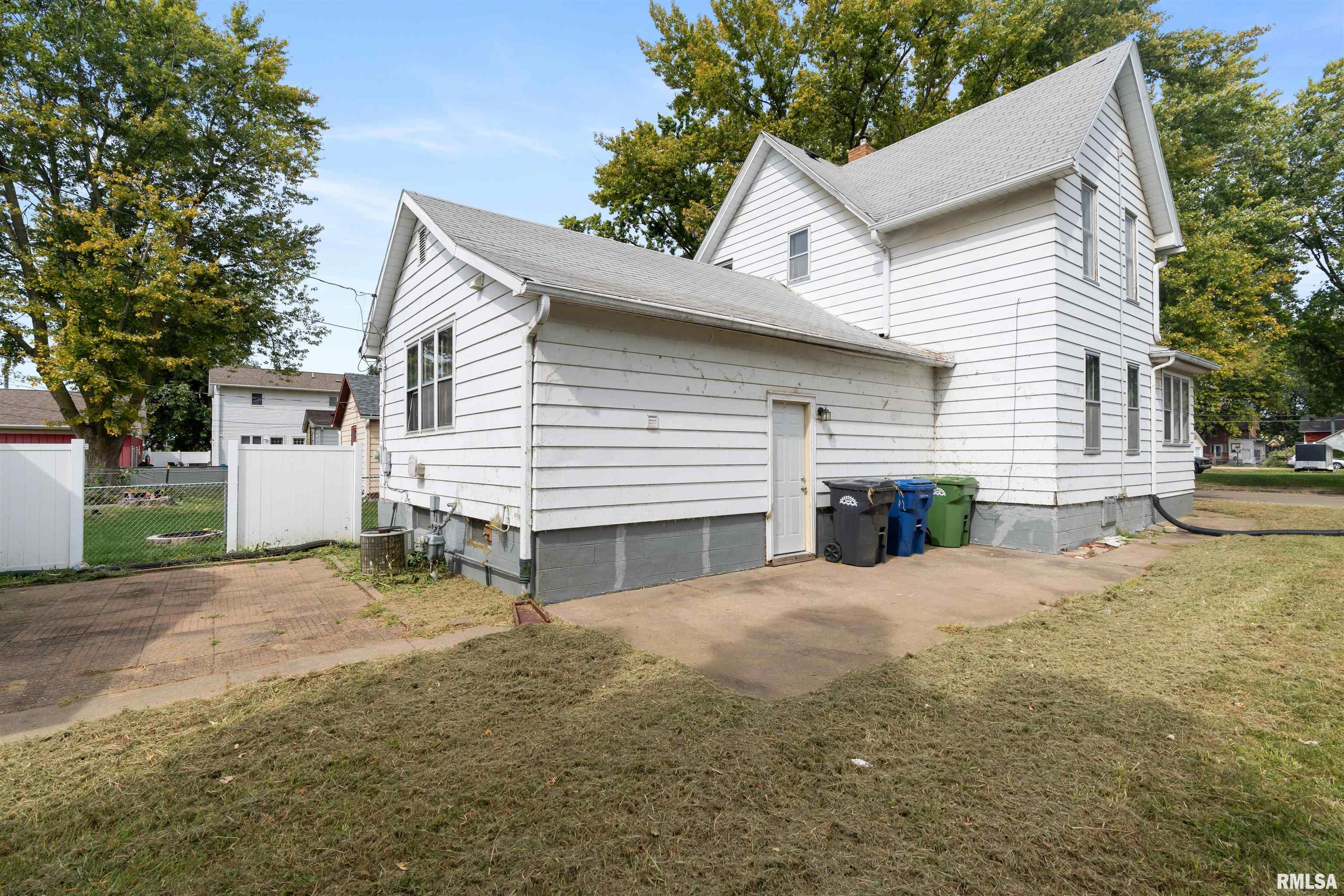 319 4th Avenue North Clinton, IA 52732 - Photo 5 of 34