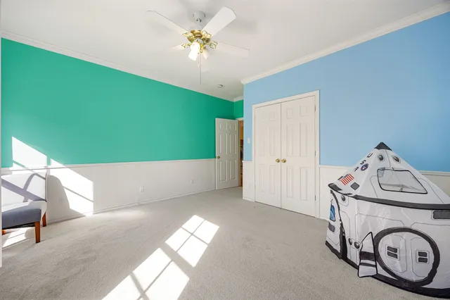 a view of a livingroom with washer and dryer