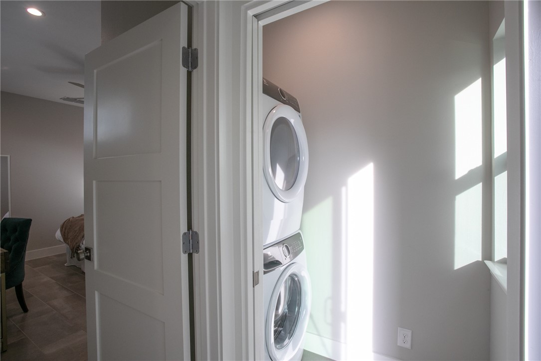 6613 Woodrow Avenue Austin, TX 78757 - Photo 21 of 27 a utility room with dryer and washer