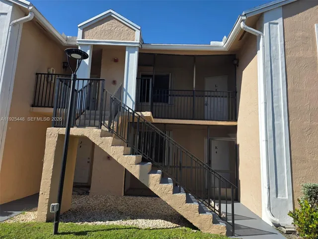 a view of entryway with a front door