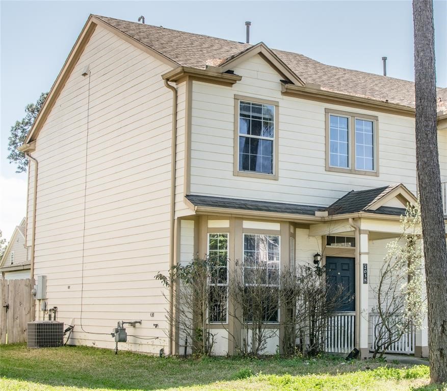 a view of a house with yard