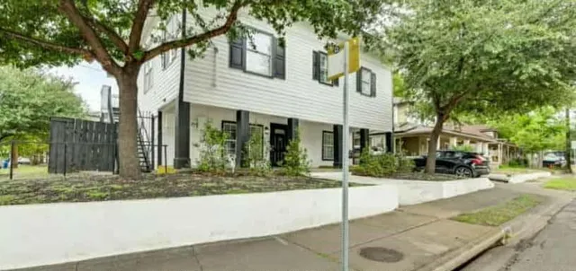 $2,000 | 401 North Polk Street, Dallas, TX 75208