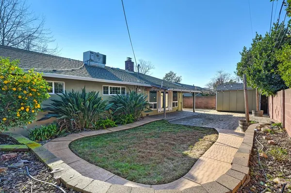 a view of a house with a yard