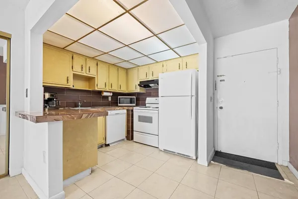 $112,000 | 7100 Northwest 17th Street, Unit 218, Plantation, FL 33313