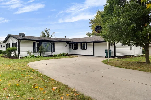 $227,900 | 2001 West Woodmont Drive, Muncie, IN 47304