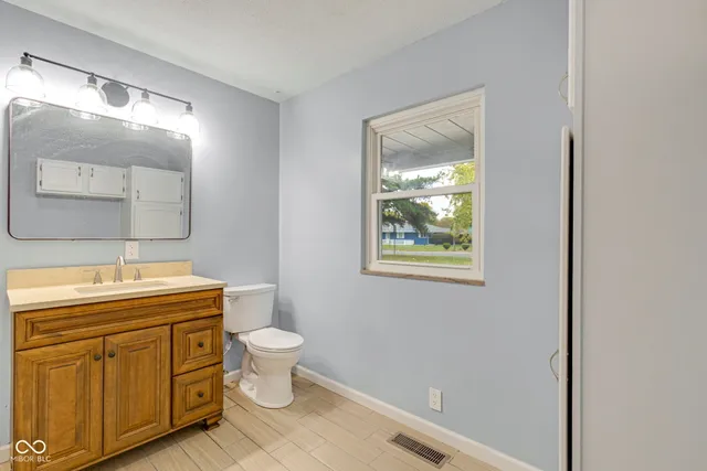 $227,900 | 2001 West Woodmont Drive, Muncie, IN 47304