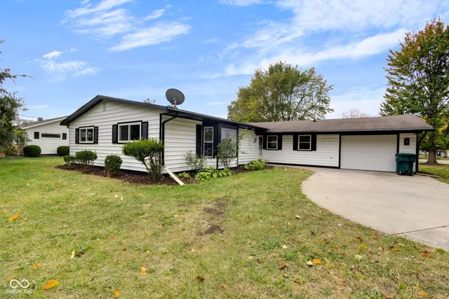 $227,900 | 2001 West Woodmont Drive, Muncie, IN 47304