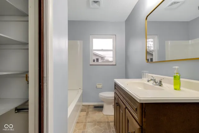 $227,900 | 2001 West Woodmont Drive, Muncie, IN 47304