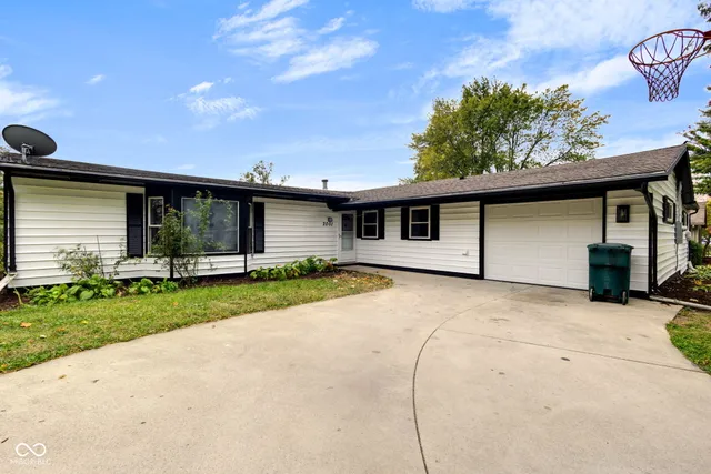$227,900 | 2001 West Woodmont Drive, Muncie, IN 47304