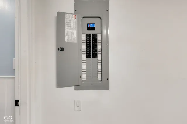 $227,900 | 2001 West Woodmont Drive, Muncie, IN 47304