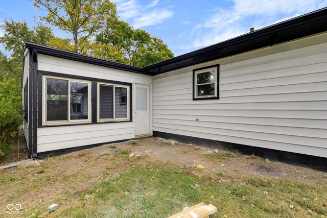 $227,900 | 2001 West Woodmont Drive, Muncie, IN 47304