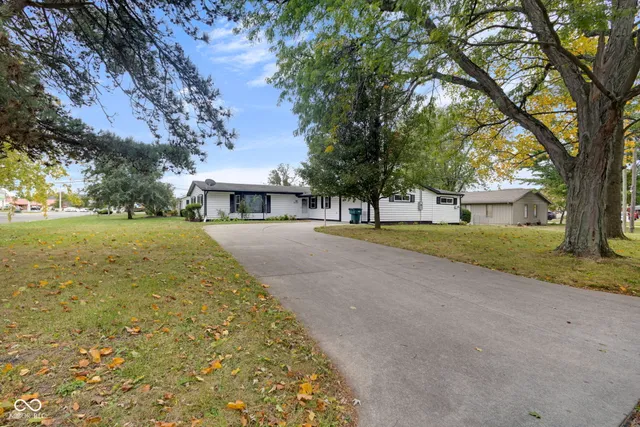 $227,900 | 2001 West Woodmont Drive, Muncie, IN 47304