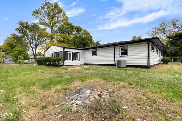 $227,900 | 2001 West Woodmont Drive, Muncie, IN 47304