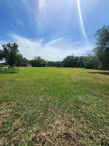 a view of an ocean from a yard