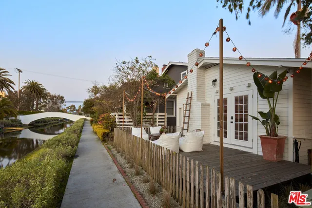 $2,195,000 | 230 Sherman Canal, Venice, CA 90291