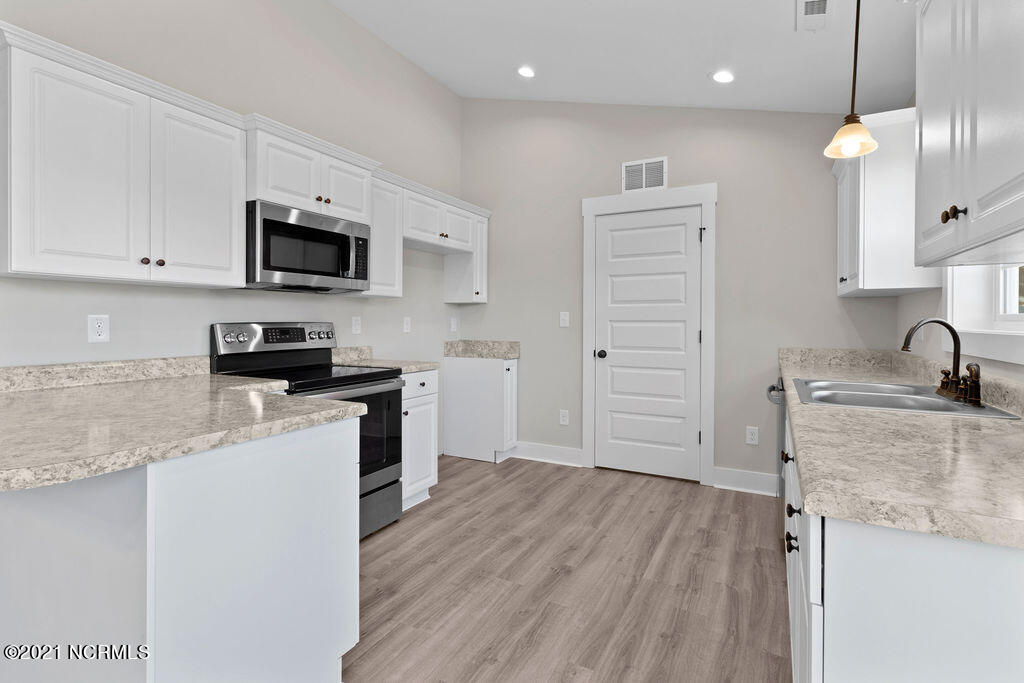 129 Bumps Creek Road Sneads Ferry, NC 28460 - Photo 6 of 22 Kitchen