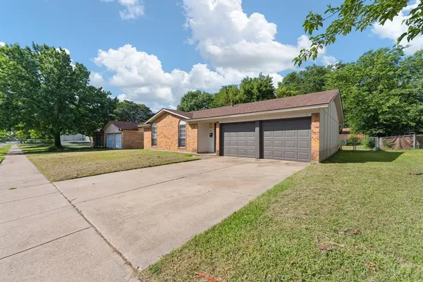 $215,000 | 541 Northwest Sandra Lane, Burleson, TX 76028
