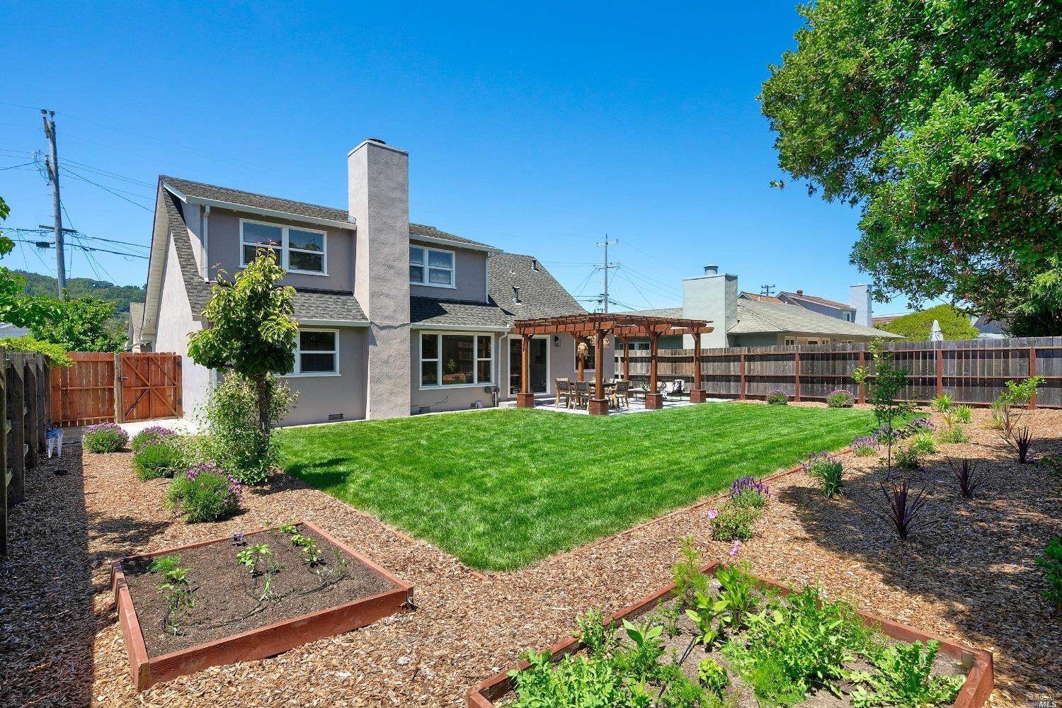 a view of a house with backyard and a garden