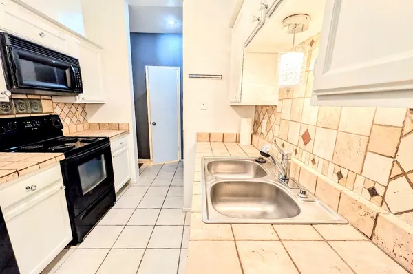 $1,600 | 17641 Red Oak Drive, Unit 641, Houston, TX 77090