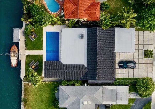 $3,850,000 | 1560 Cleveland Road, Miami Beach, FL 33141