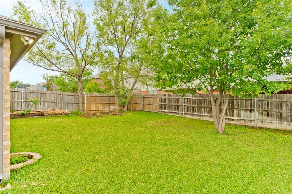 4929 Spur Ridge Court Fort Worth, TX 76244 - Photo 29 of 34 a view of a yard with wooden fence