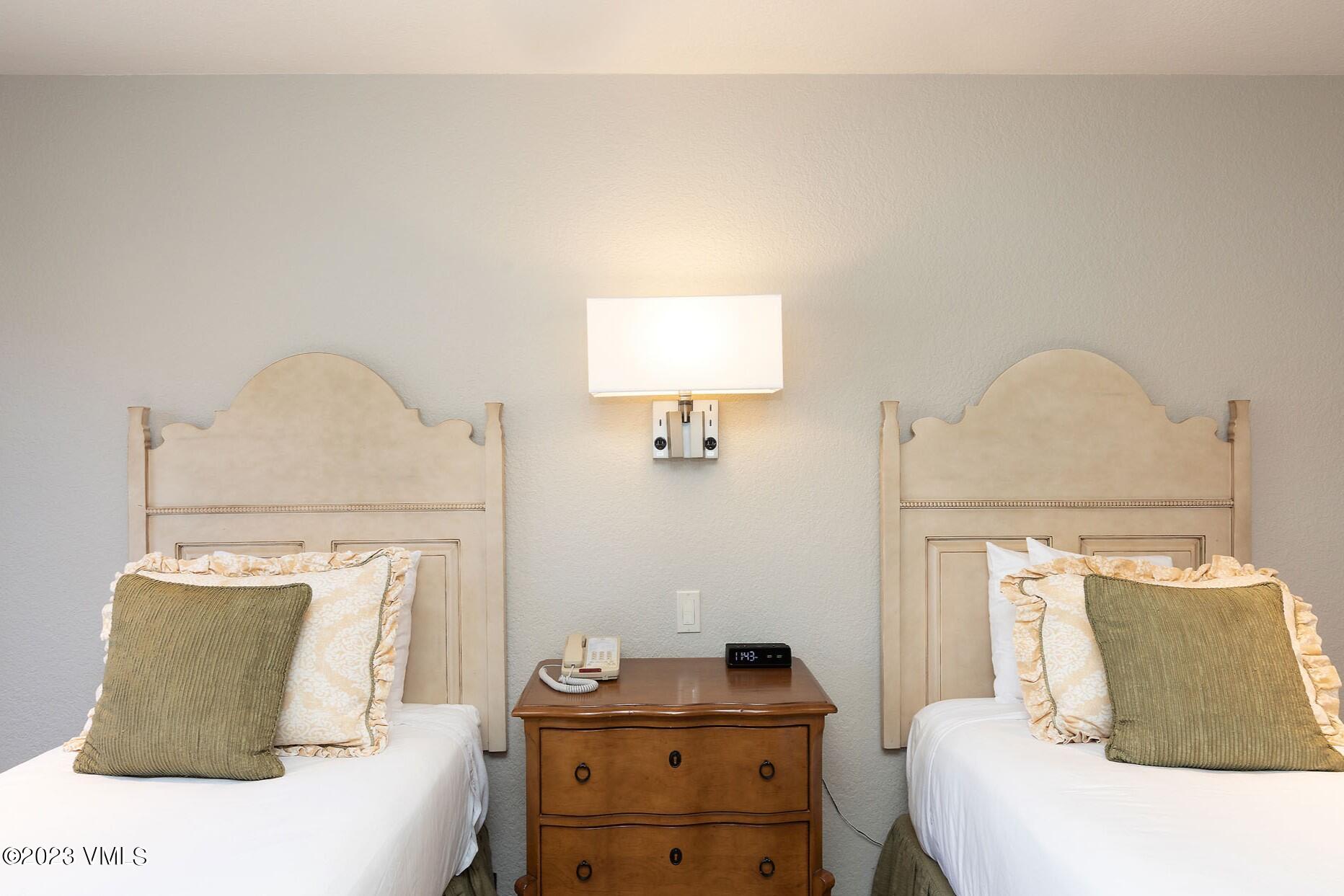 210 Offerson Road, Unit 109 WEEK 48 Beaver Creek, CO 81620 - Photo 18 of 27 a bedroom with a bed and a dresser