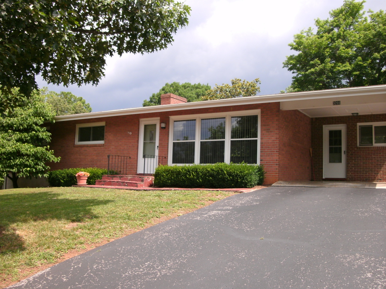 3266 Rasmont Road Roanoke, VA 24018 - Photo 1 of 18 front