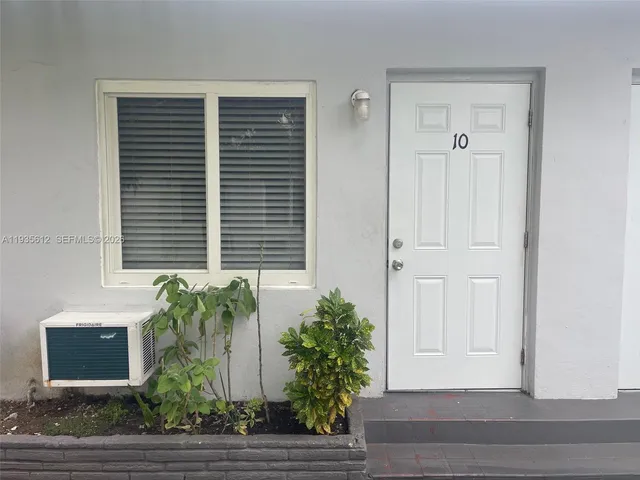 $1,300 | 430 Southwest 6th Avenue, Unit 10, Miami, FL 33130