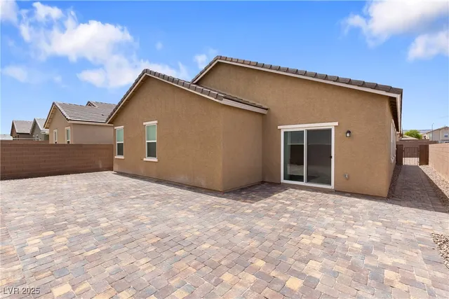 $2,200 | 5704 Steinbeck Vly Street, Las Vegas, NV 89113