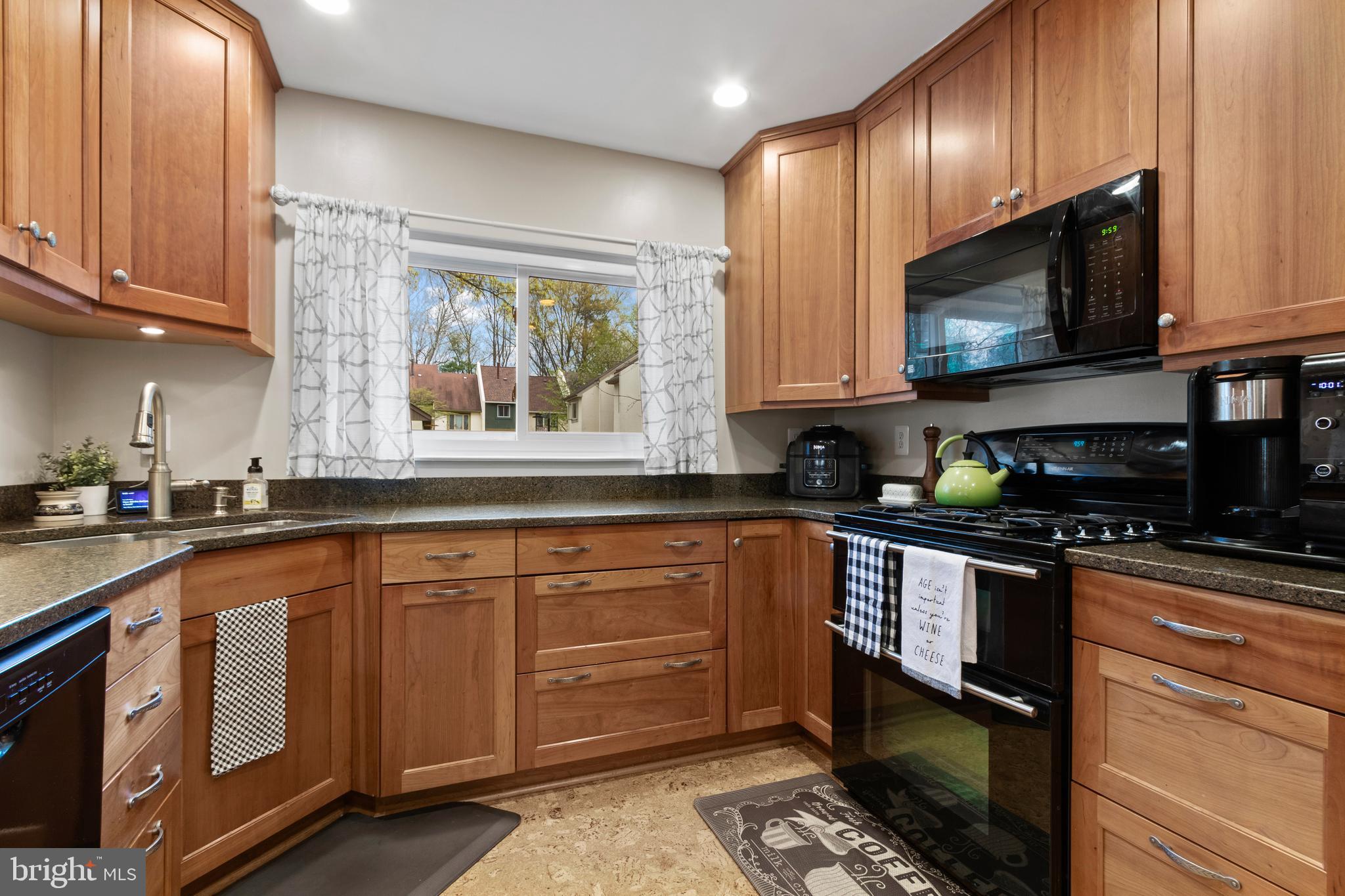 1593 Inlet Court Reston, VA 20190 - Photo 4 of 24