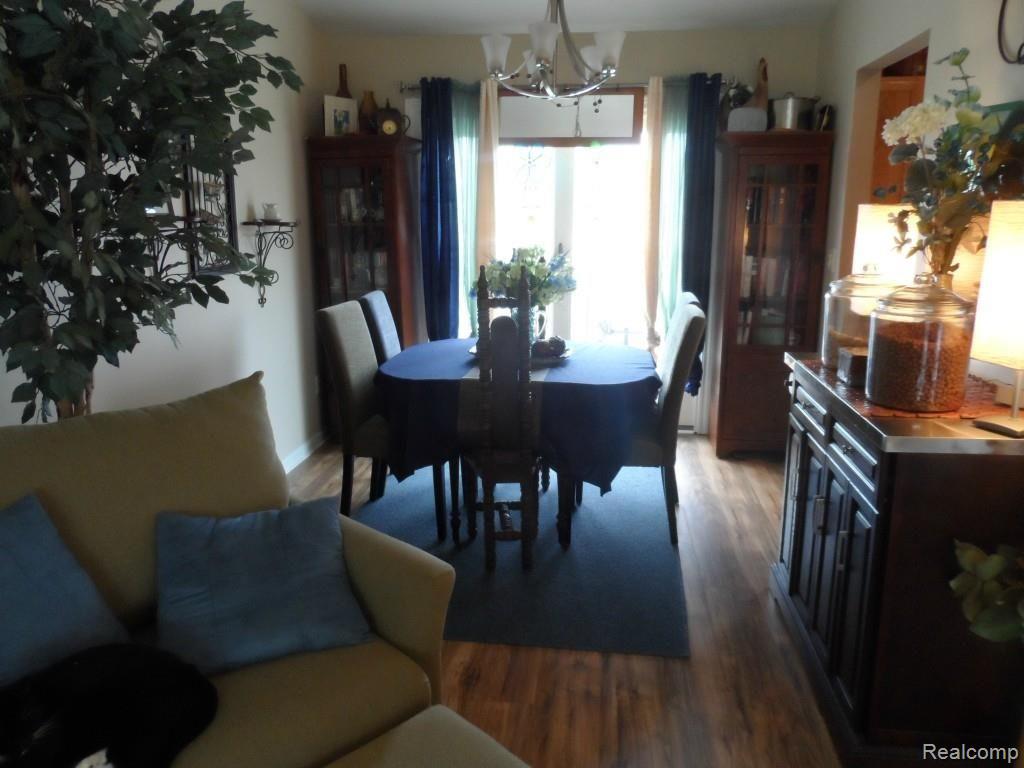 688 Ridgecrest Street Fenton, MI 48430 - Photo 4 of 38 SAM_1351.jpg