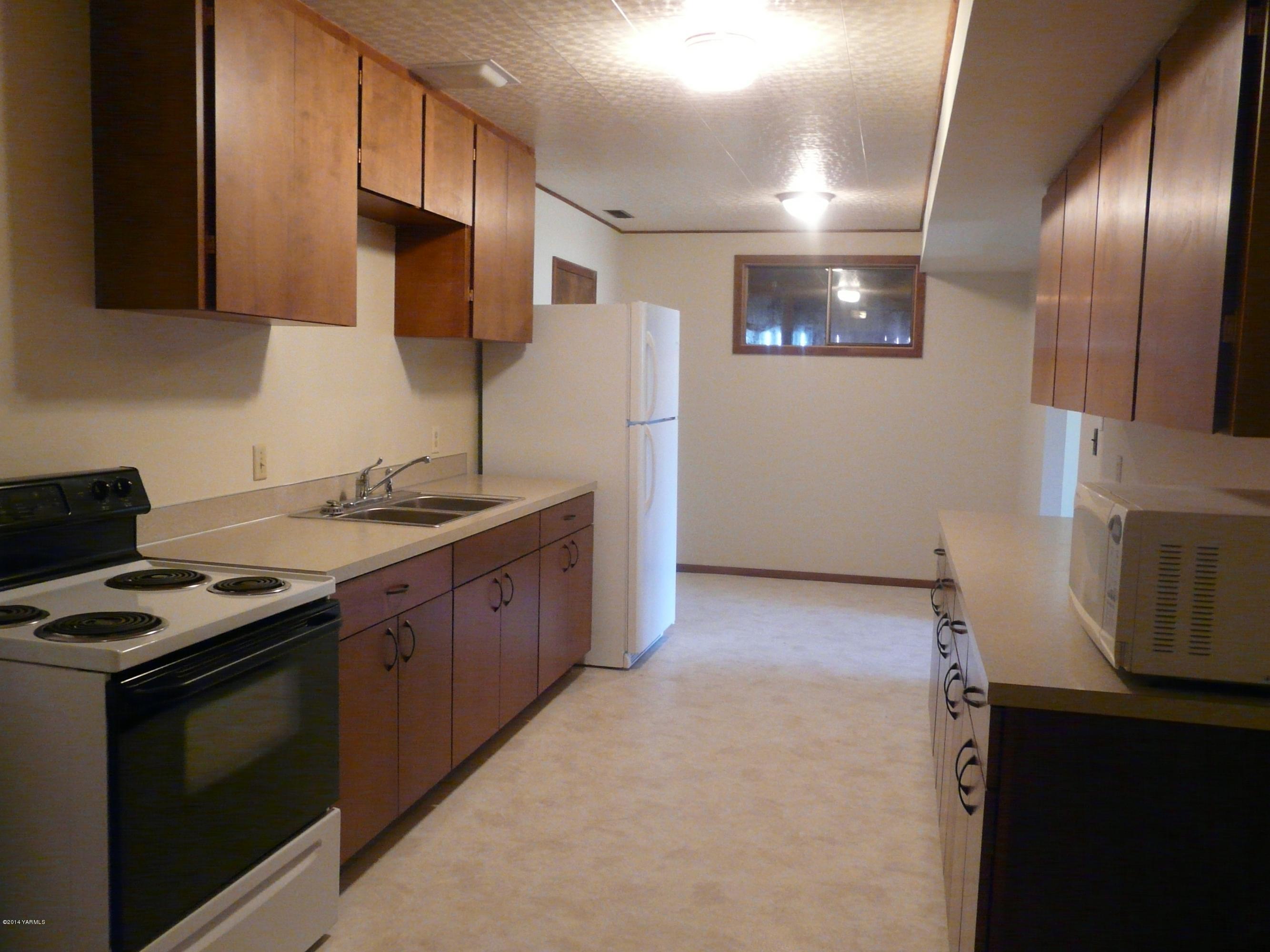 150 Beane Road Moxee, WA 98936 - Photo 14 of 18 a kitchen with stainless steel appliances granite countertop a stove a sink and a refrigerator