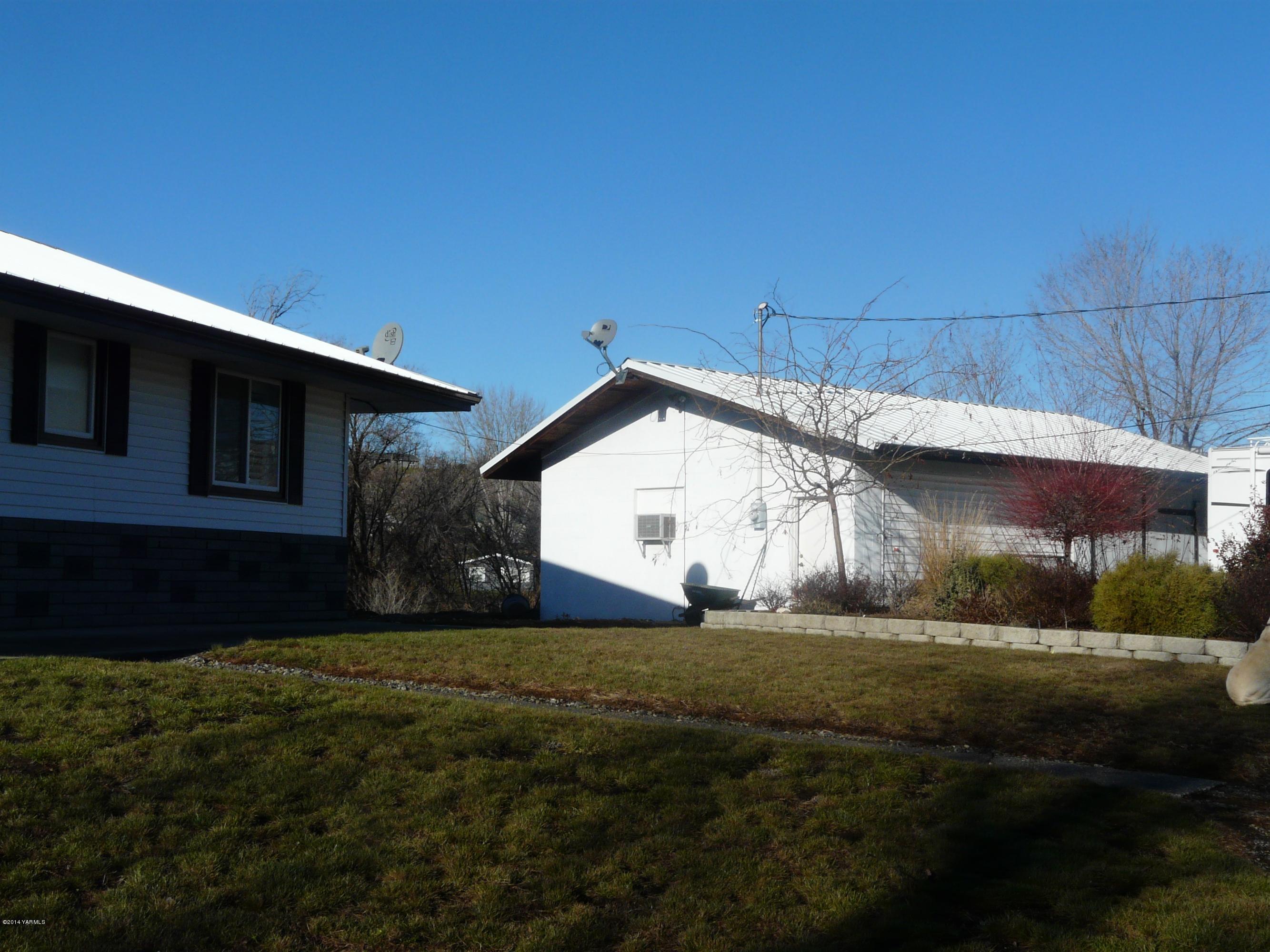 150 Beane Road Moxee, WA 98936 - Photo 3 of 18 a view of a house with a yard
