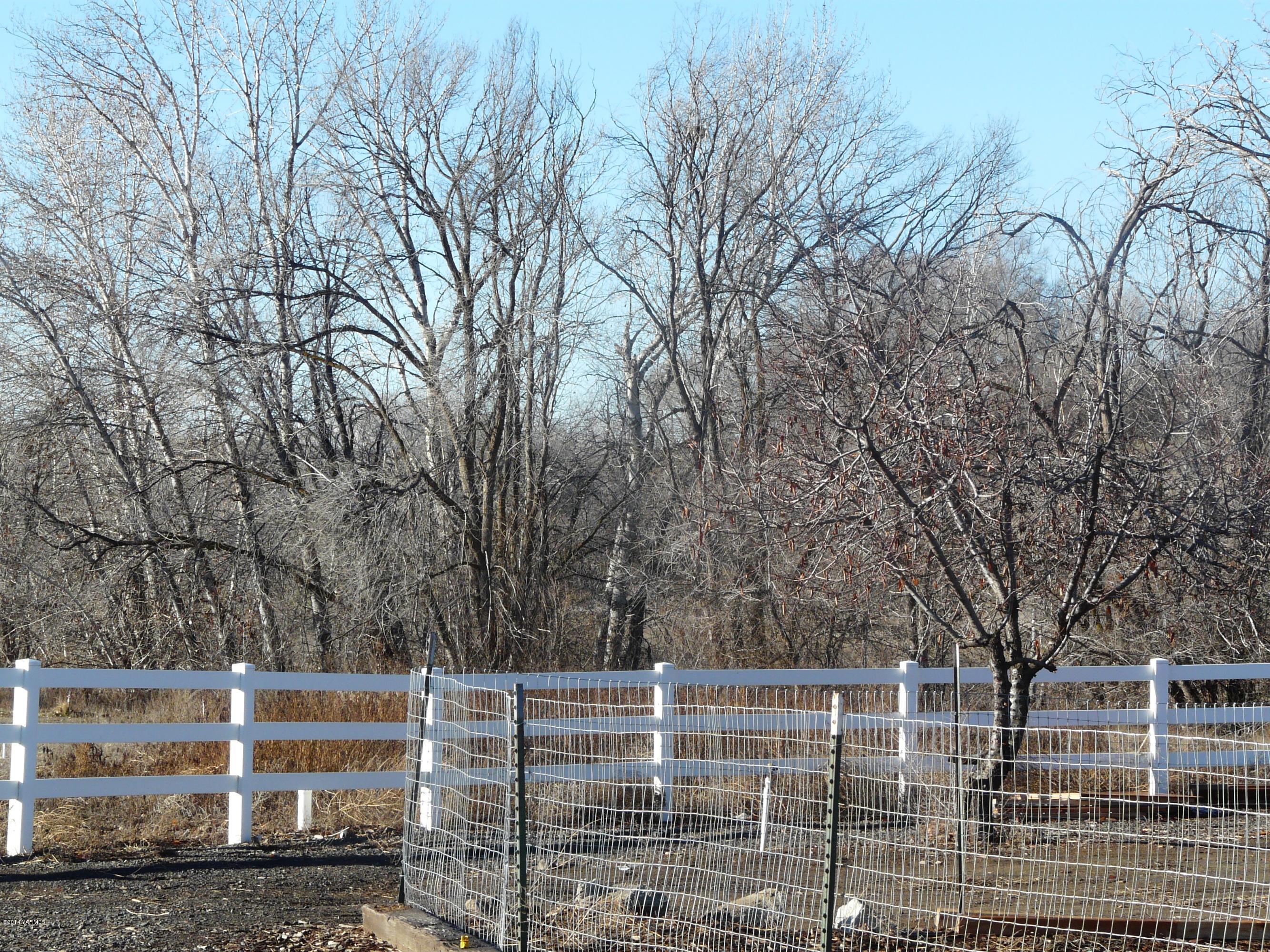 150 Beane Road Moxee, WA 98936 - Photo 8 of 18 a view of outdoor space with iron fence
