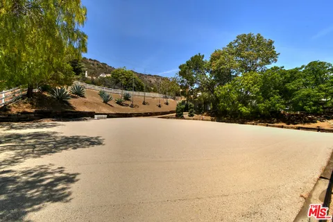 $2,495,000 | 25700 Mulholland Highway, Calabasas, CA 91302