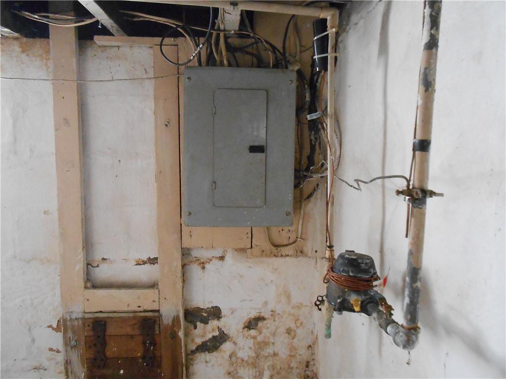 516 Oneida Street Monessen, PA 15062 - Photo 34 of 36 a bathroom with a bathtub